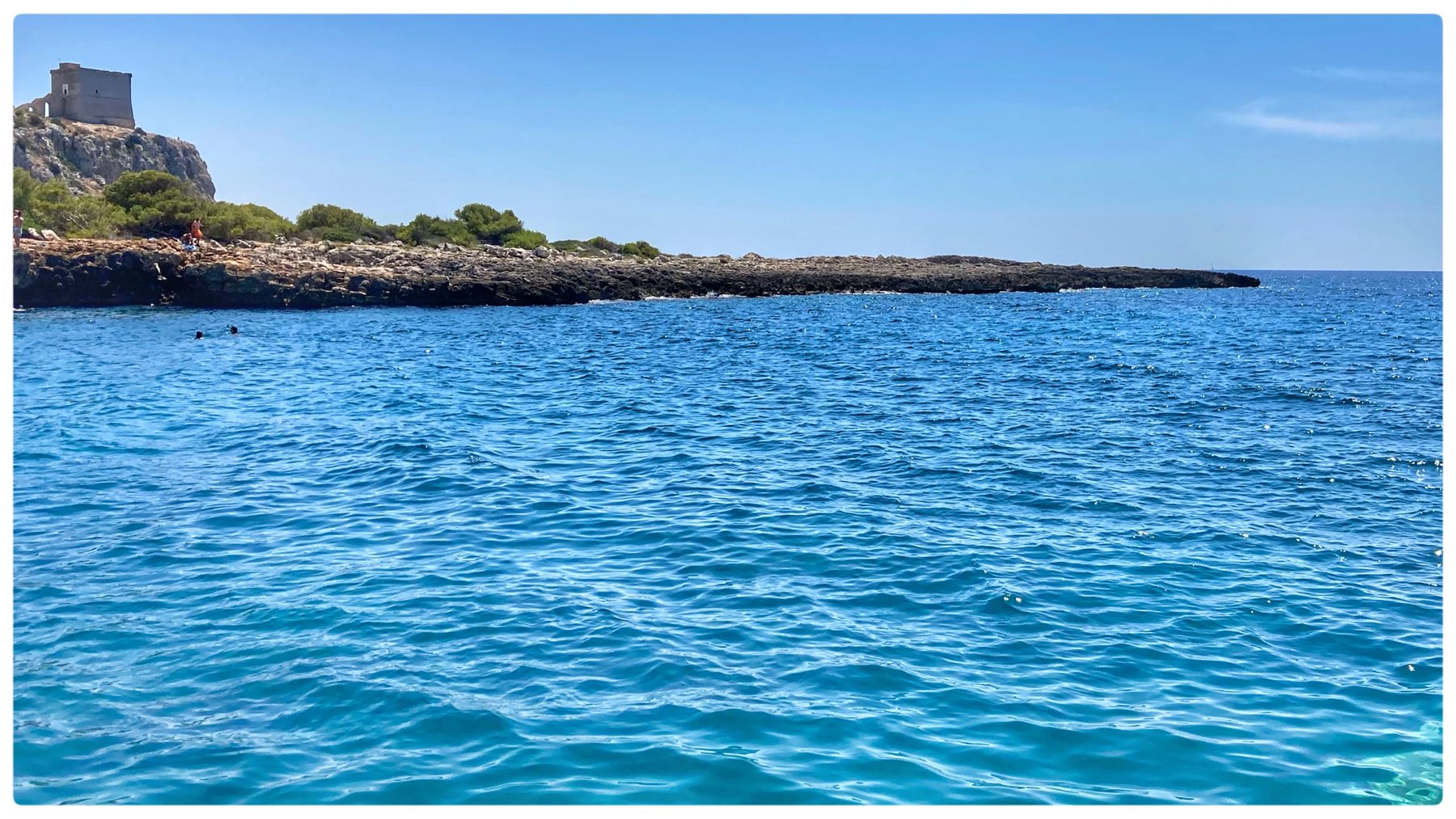 Costa e acque azzurre